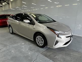 2017 Toyota PRIUS - Thumbnail