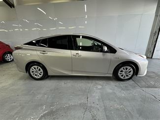 2017 Toyota PRIUS - Thumbnail