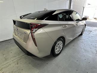 2017 Toyota PRIUS - Thumbnail