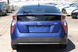 2016 Toyota PRIUS - Thumbnail