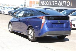 2016 Toyota PRIUS - Thumbnail